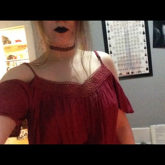 Off-The-Shoulder Blouse - Picture 7 of 8